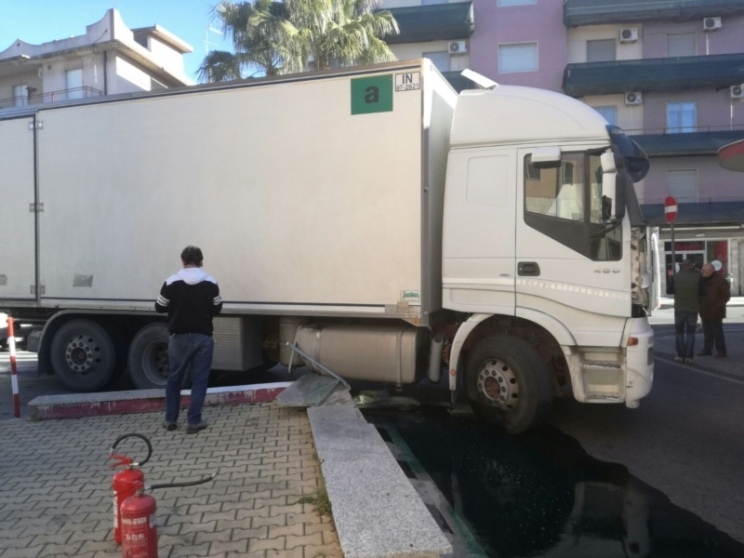 Camion contro muretto in via Francia, gasolio sull'asfalto e carreggiata chiusa per diverse ore